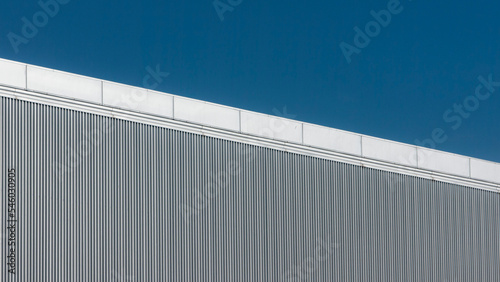 Fachada blanca de metal corrugado photo