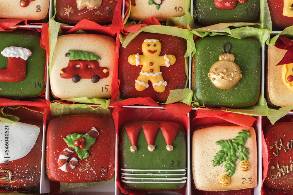 Delicious Christmas cookies set in a gift box. Advent calendar to count the  days in anticipation of Christmas. Gingerbread cookies with festive red and  green icing on the Christmas background Stock Photo |