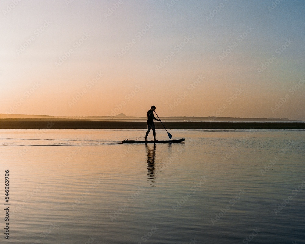 Obraz premium Paddle Boarder on The Beach