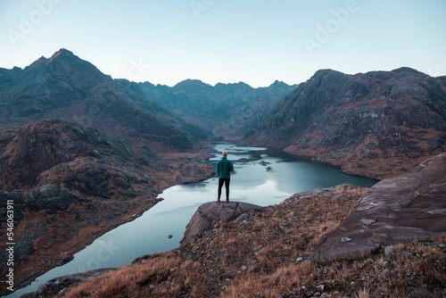 Fotografia Man Looking Over Loch on Isle of Skye