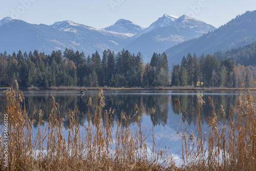 Blick über den Teich in die Berge