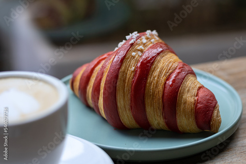 Croissant francés acompañado de café con leche  photo