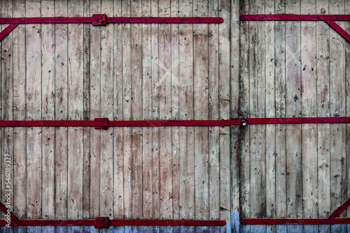 Obraz na płótnie Huge wooden gate with a padlock w salonie