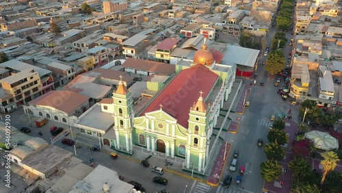 Toma aérea de la Iglesia de Catacaos en Piura, Perú. 