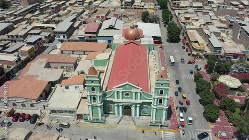 Toma en órbita de la Iglesia de Catacaos Piura. En el norte de Perú.