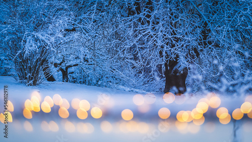 Winterwunderland - Lichterbokeh vor einer verschneiten Landschaft - Weihnachtsstimmung photo