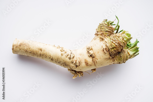 Fotografia aromatic horseradish root on a white background