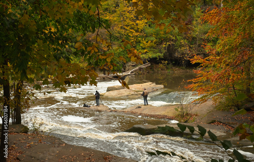 Canvas-taulu Unidentified photographer and fisherman share the boulders in the Rocky River in
