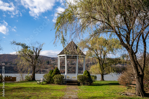 Obraz na płótnie Garrison, NY - USA - Nov. 12, 2022 Landscape view of Garrison Gazebo, a river side park on the Hudson River at Garrison Landing. w salonie