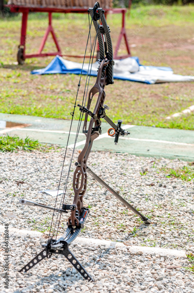 Equipamento profissional de arco e flecha para prática do estorte de acertar a flecha no alvo Equipamento profissional de arco e flecha para prática do estorte de acertar a flecha no alvo