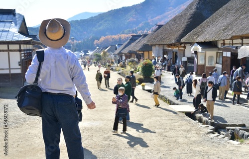 秋の旅行を楽しむ男性 photo