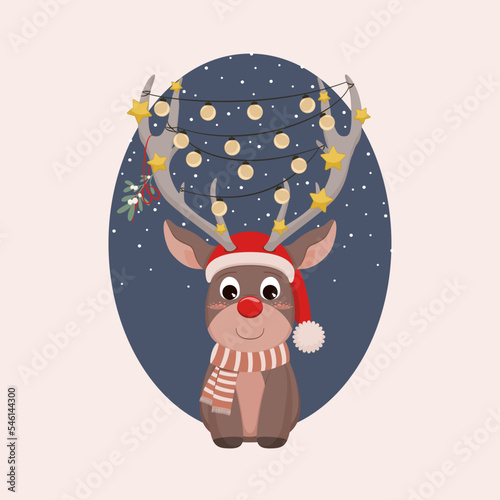 Uroczy renifer na nocnym tle. Bożonarodzeniowa ilustracja renifera z czerwonym nosem i z ustrojonym porożem w czapce Świętego Mikołaja. Ilustracja świąteczna na kartkę z życzeniami.