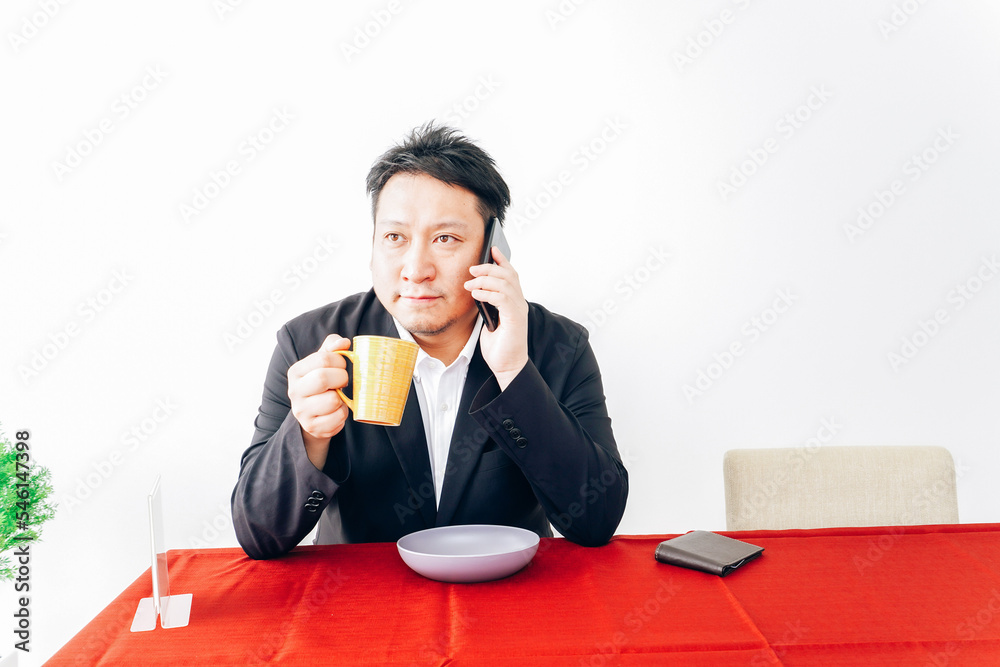 カフェで仕事をする男性