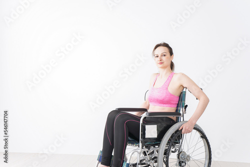 スポーツウェアを着て車椅子に乗る外国人の女性 © maroke