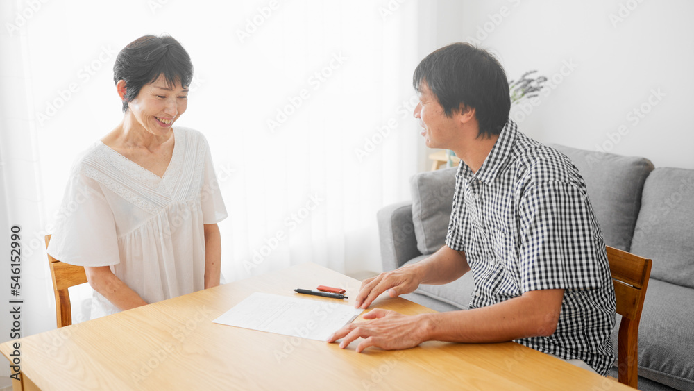ミドル女性に婚姻届けを差し出すミドル男性 熟年結婚イメージ ミドル女性に婚姻届けを差し出すミドル男性 熟年結婚イメージ