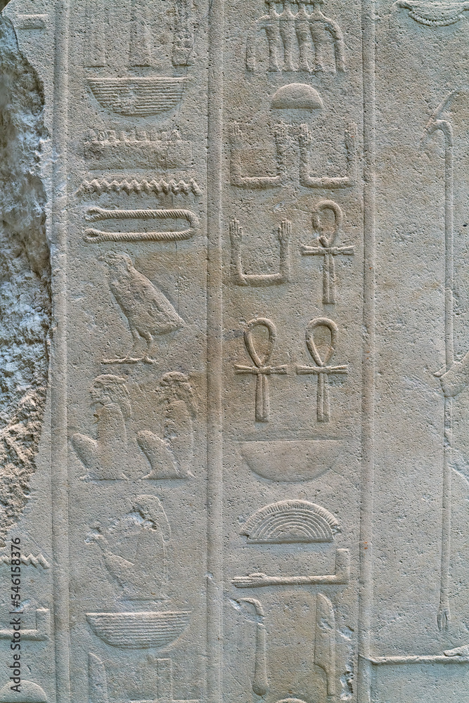 alter Text in Form von ägyptischen Hieroglyphen auf einer Wand aus Kalkstein