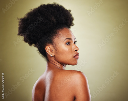 Konstfotografi Black woman, afro hair and body skincare glow on green studio background in healthcare wellness, dermatology or self love cosmetology