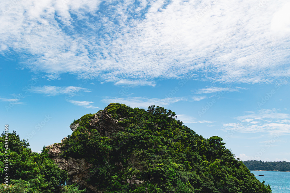 夏の青空と山と海