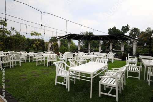 GARDEN WITH BEAUTIFUL WHITE DINING TABLE