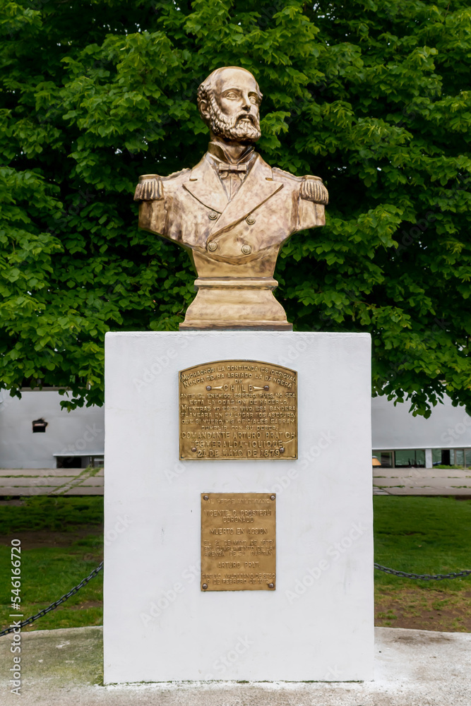 Obraz premium statue of a person in the park