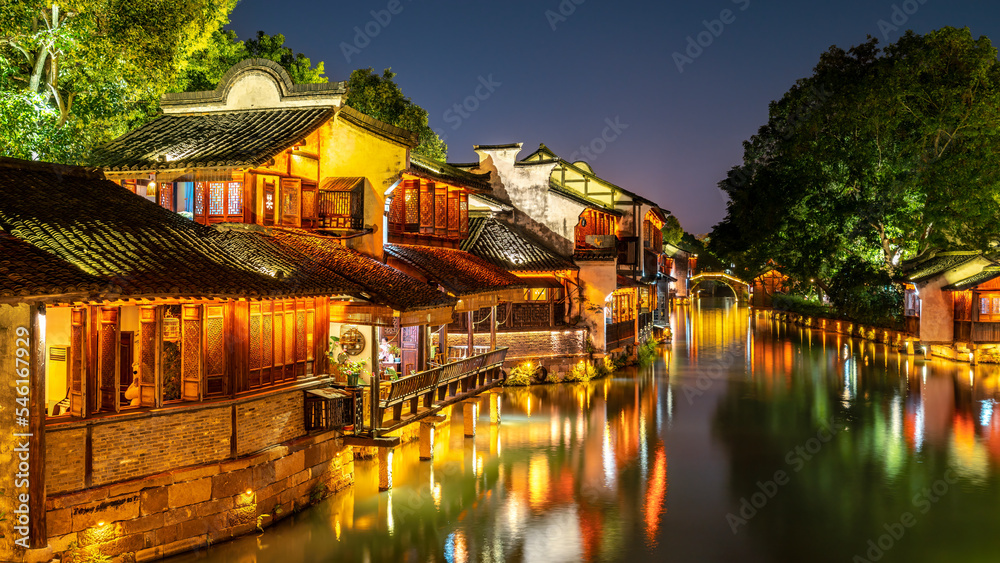 Obraz premium Night view of ancient houses in Wuzhen, China