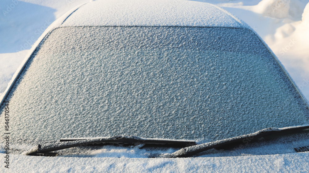 Foto Snow covered car windshield close-up