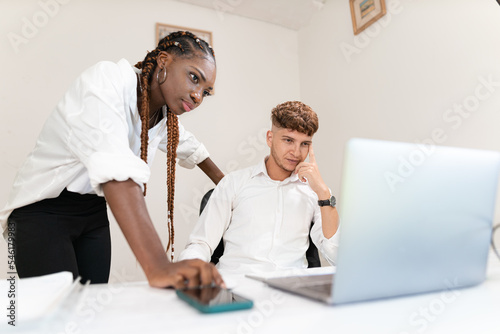 giovani coppia multietniche lavorano sul computer 