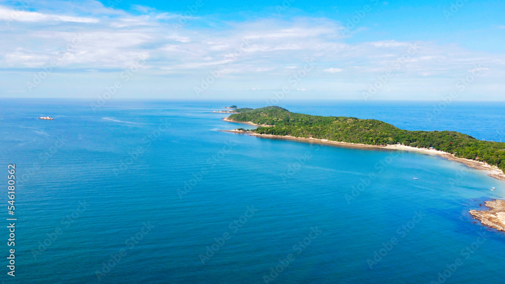 真っ青な海のビーチリゾートを上空から眺める　タイ・サメット島