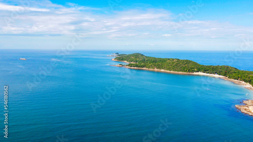 真っ青な海のビーチリゾートを上空から眺める　タイ・サメット島 © Daichi