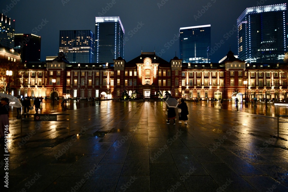 雨の夜の東京駅