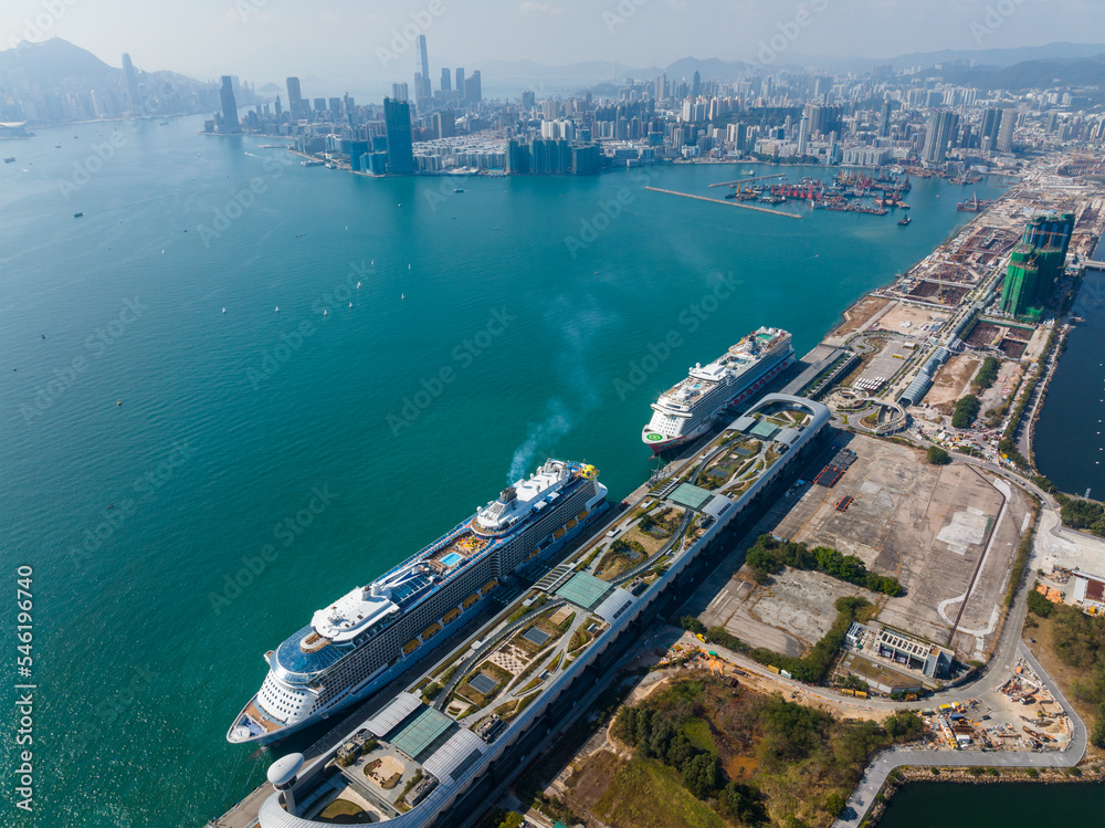 Naklejka premium Top view of Cruise terminal building in Hong Kong city