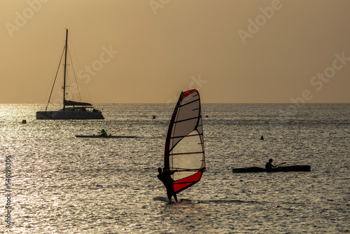 Bord de mer Surfeur au bord de mer au cr  pusculeau cr  puscule