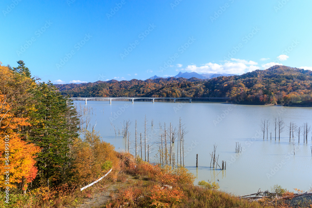 北海道夕張市、紅葉のシューパロ湖と前岳【10月】