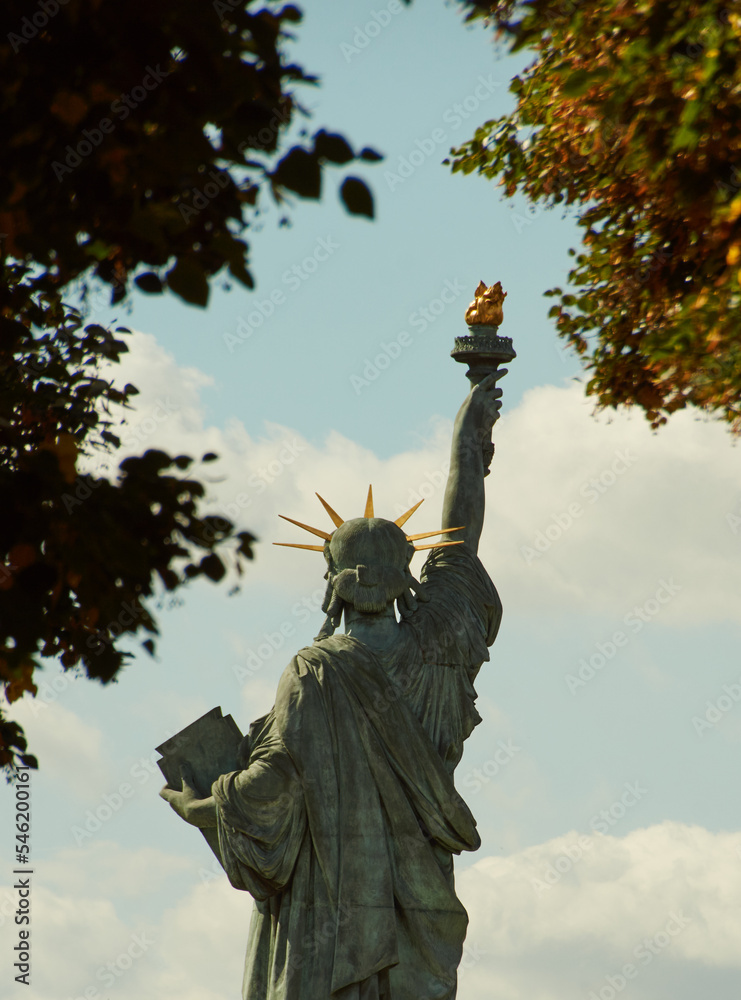 Fototapeta premium Paris en été 2022