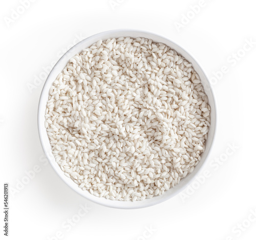 Obraz na płótnie Uncooked arborio rice in white bowl isolated on white background with clipping path w salonie