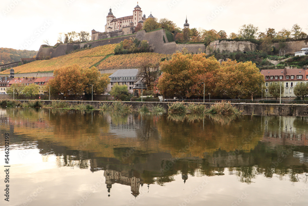 Fototapeta premium Herbst in Mainfranken; Blick vom Würzburger Mainkai auf die Festung Marienberg