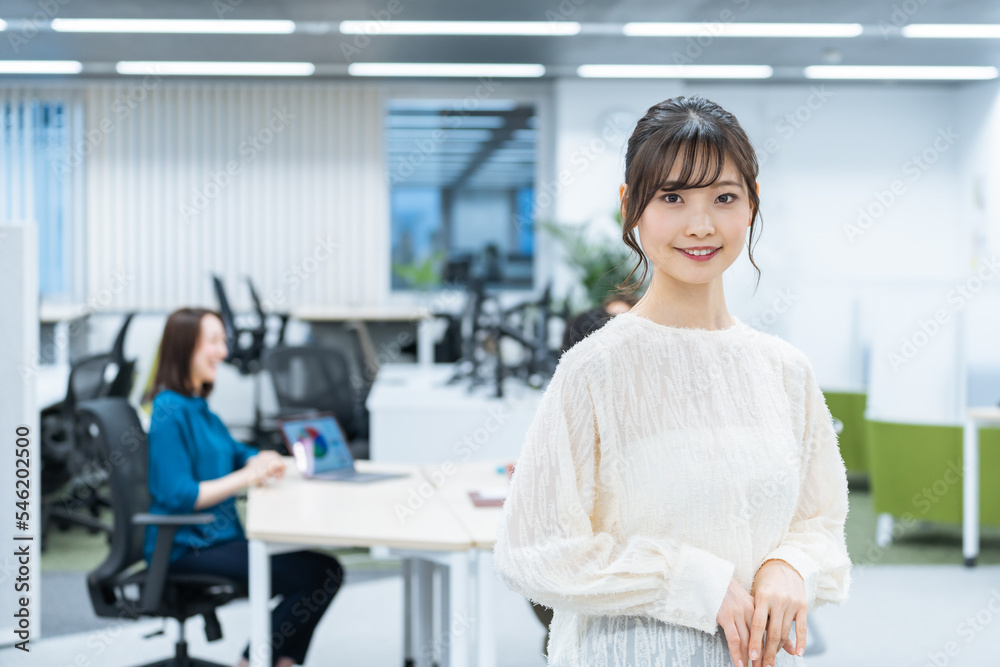 Fototapeta premium オフィスで働くビジネスマン