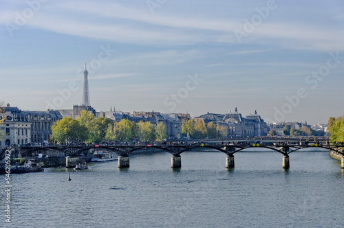 Promenade dans Paris. Pont sur la Seine. photo