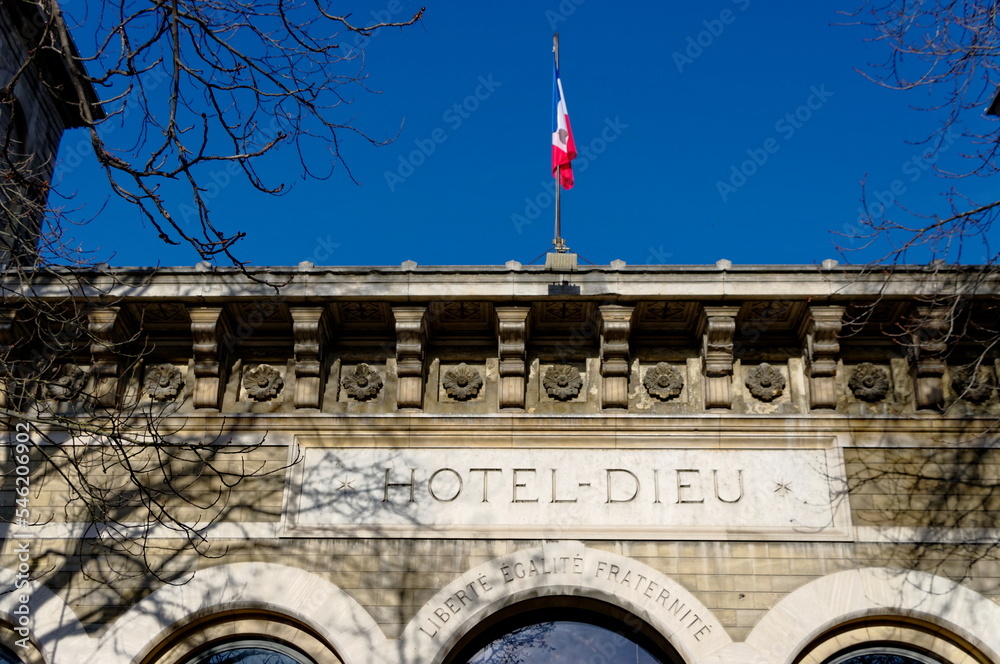 Façade de l'Hôtel-Dieu de Paris.  