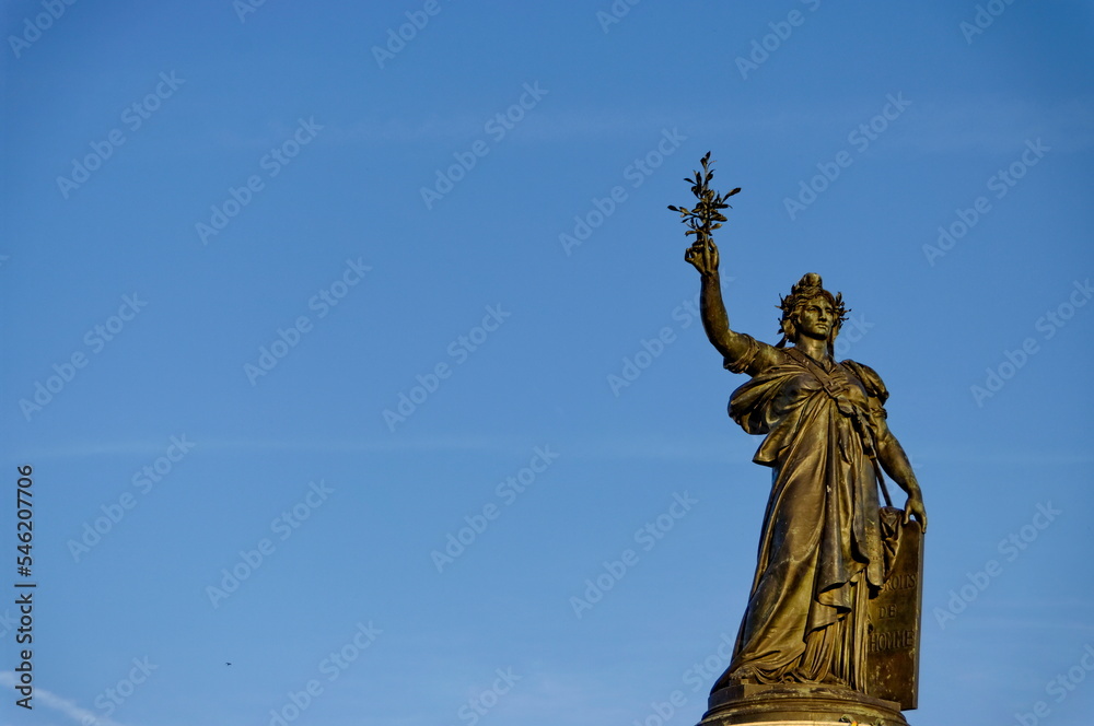 Statue de la République. Place de la république. Paris. Statue de femme tenant un rameau d'olivier. Symbole de paix.
