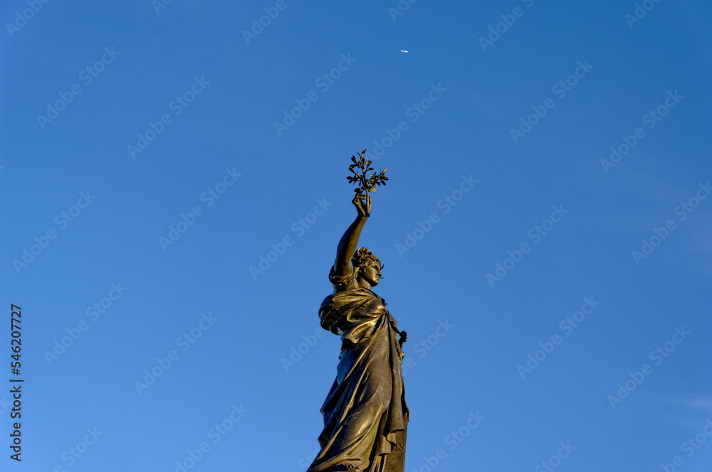 Fototapeta premium Statue de la République tenant un rameau d'olivier. Place de la République. Paris. France.