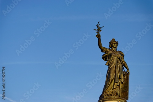 Statue de la R  publique. Place de la r  publique. Paris. Statue de femme tenant un rameau d olivier. Symbole de paix.