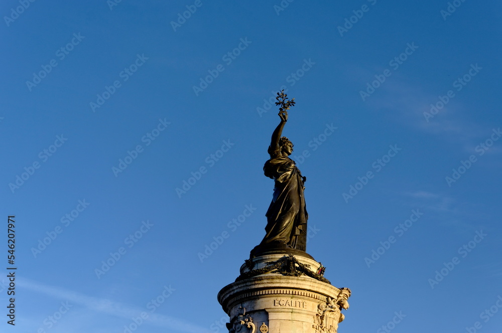 Statue de la République tenant un rameau d'olivier. Place de la République. Paris. France. Ciel bleu.