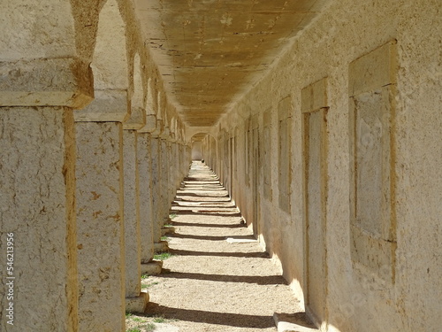 Klosterarkaden in einem ehemals bewohnten Kloster in Portugal © knautschbaer