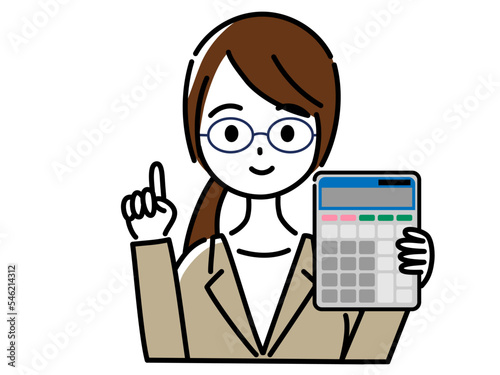 左手に電卓を持ち右手で指差しをする、スーツ姿でメガネをかけた女性
