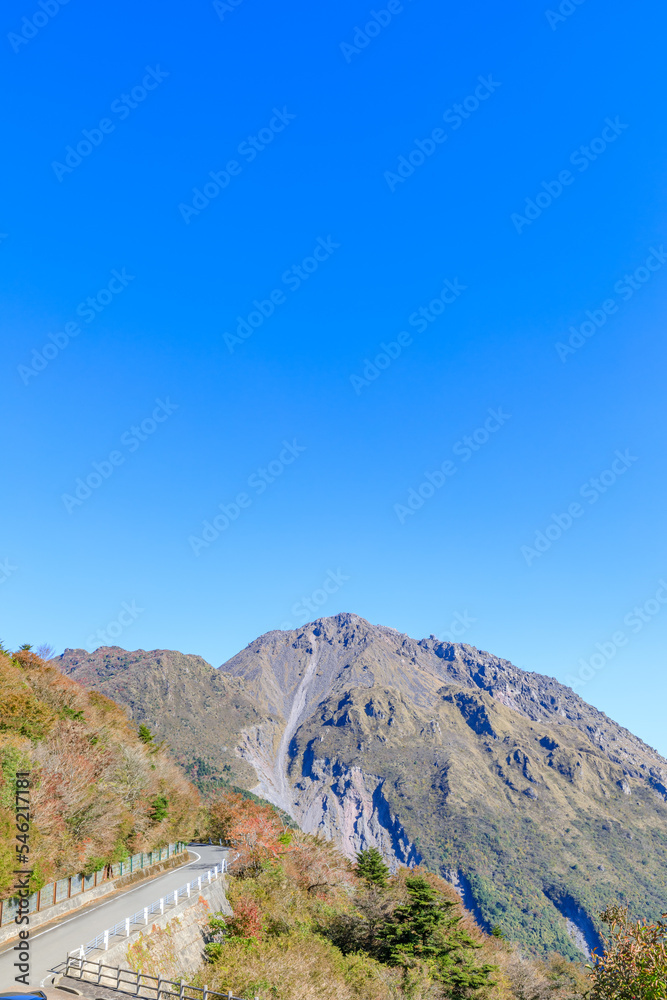 秋の雲仙岳展望台から見た平成新山　長崎県雲仙市 Mt.Heisei Shinzan seen from Mt. Unzen observatory in autumn. Nagasaki Prefecture Unzen city.