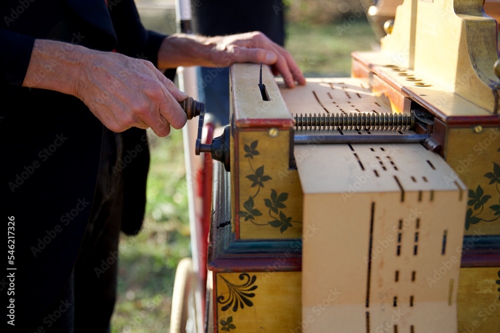 orgue-de-barbarie-carton-perfor-soufflet-vent-stock-photo-adobe-stock