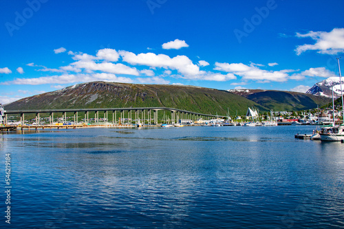 Fototapeta Naklejka Na Ścianę i Meble -  Sur le port et le pont de Tromso en Norvège