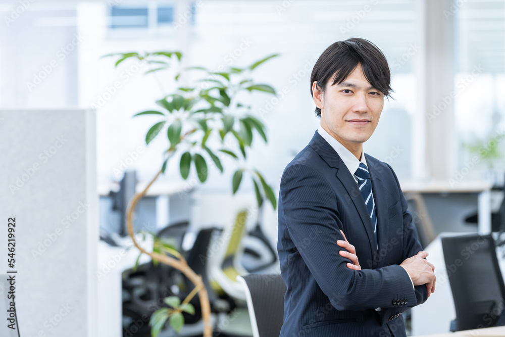 オフィスで働くビジネスマン オフィスで働くビジネスマン