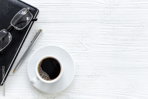 Fotografia Black coffee - espresso - in white cup on office desk